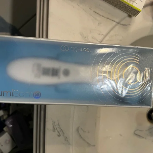 Nu Skin ageLOC® LumiSpa® iO - Picture 9 of 11